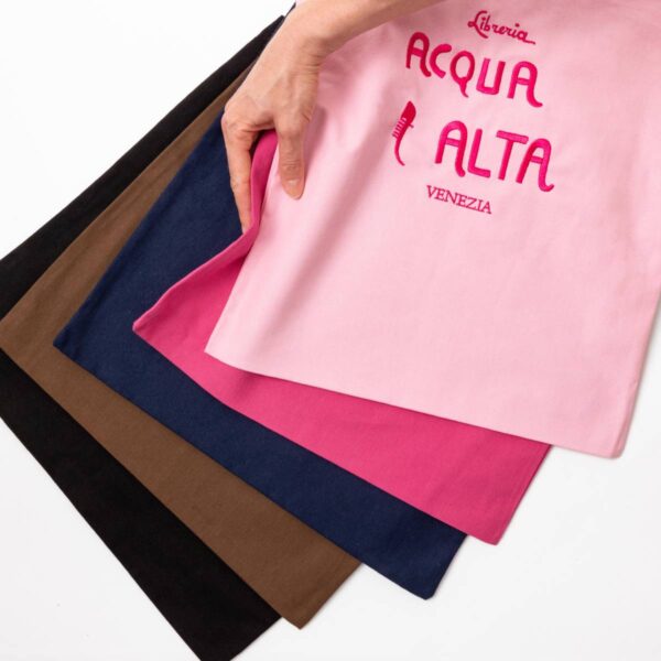 borse_gruppo3_low Borsa di tela Libreria Acqua Alta Venezia colore rosa con logo ricamato, tenuta in mano