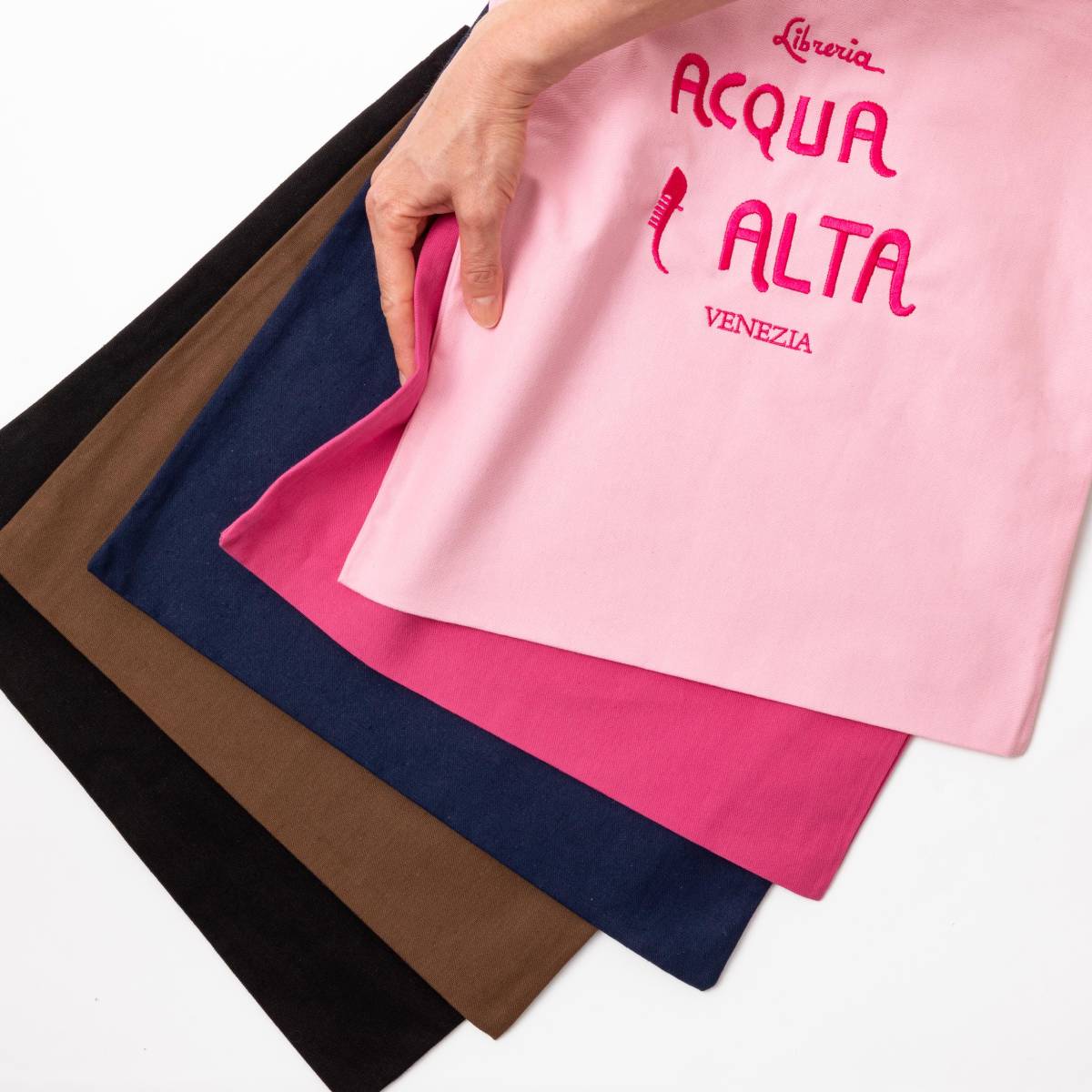 borse_gruppo3_low Borsa di tela Libreria Acqua Alta Venezia colore rosa con logo ricamato, tenuta in mano